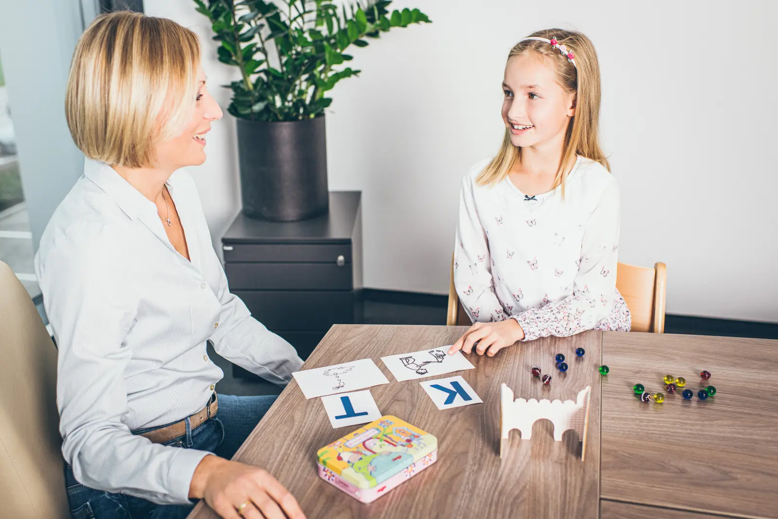 Logopädische Therapiesituation mit Lautkarten